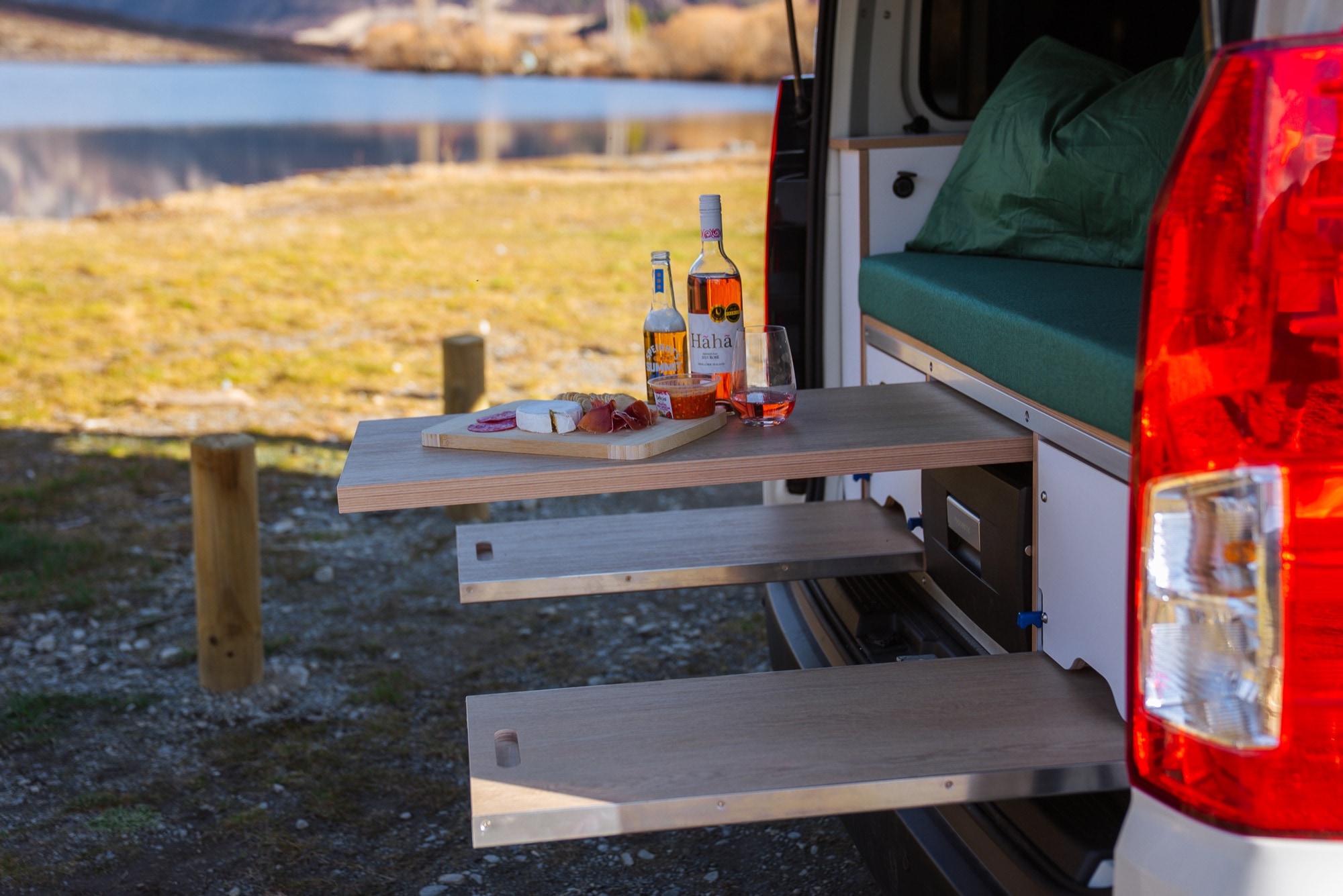 Neo slide-out table